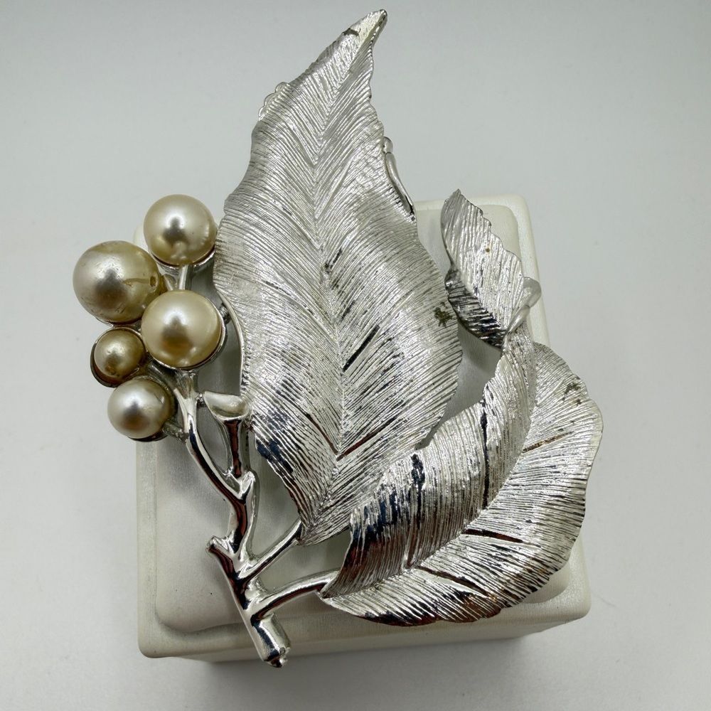 Vintage 3" long Sarah Coventry "Silvery Splendor" faux pearl/leaf brooch/pin!